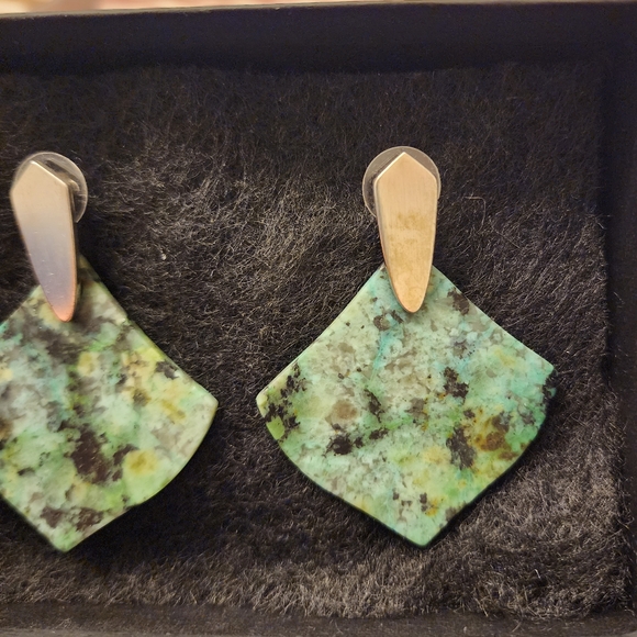 NWT Kendra Scott Green Stone Earrings - Picture 5 of 5